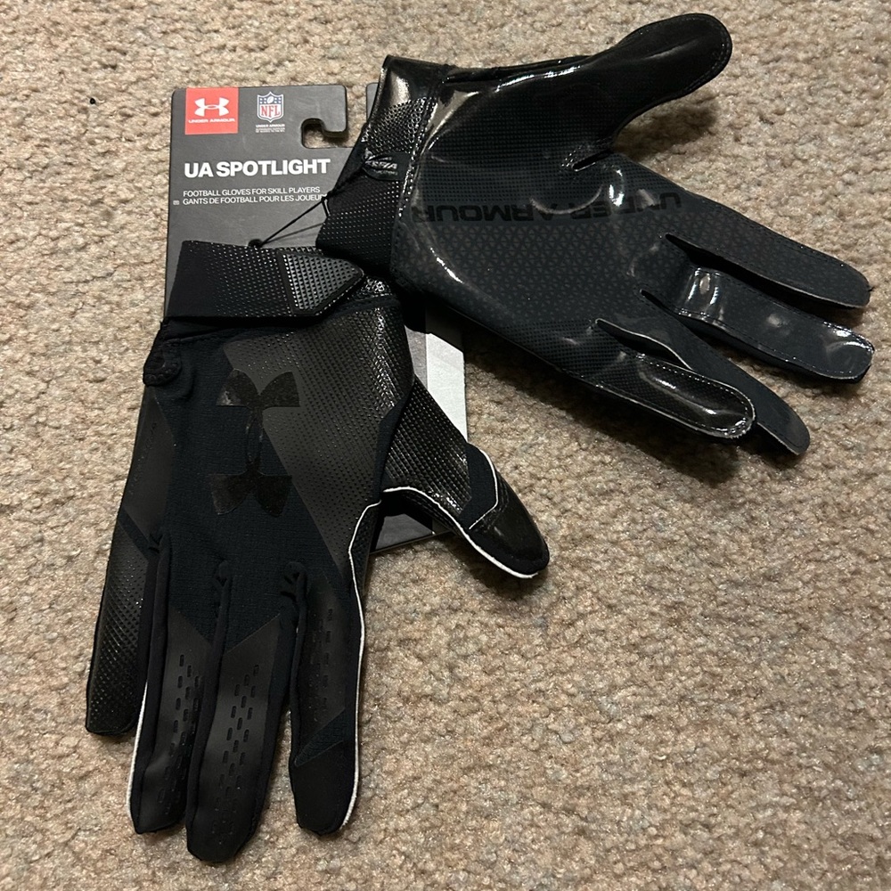 1 pair of men’s Under Armor skill position football gloves